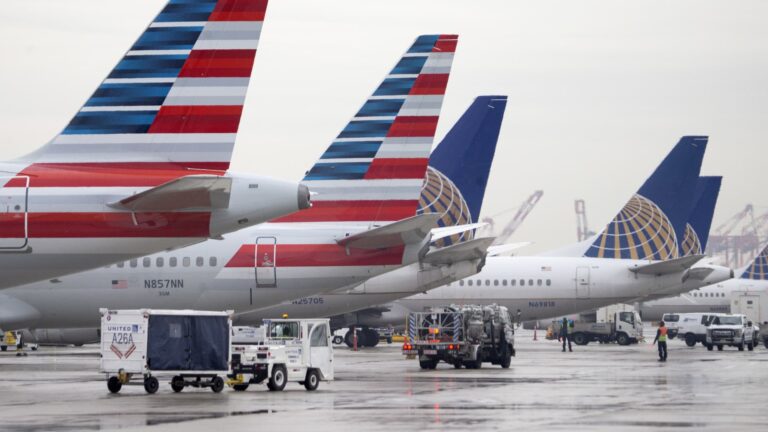 American Airlines falls 3% premarket after dismissing United megamerger