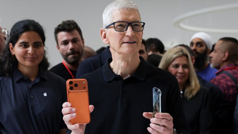 Apple Announces Major Leadership Shift: Tim Cook to Transition to Executive Chairman Role
