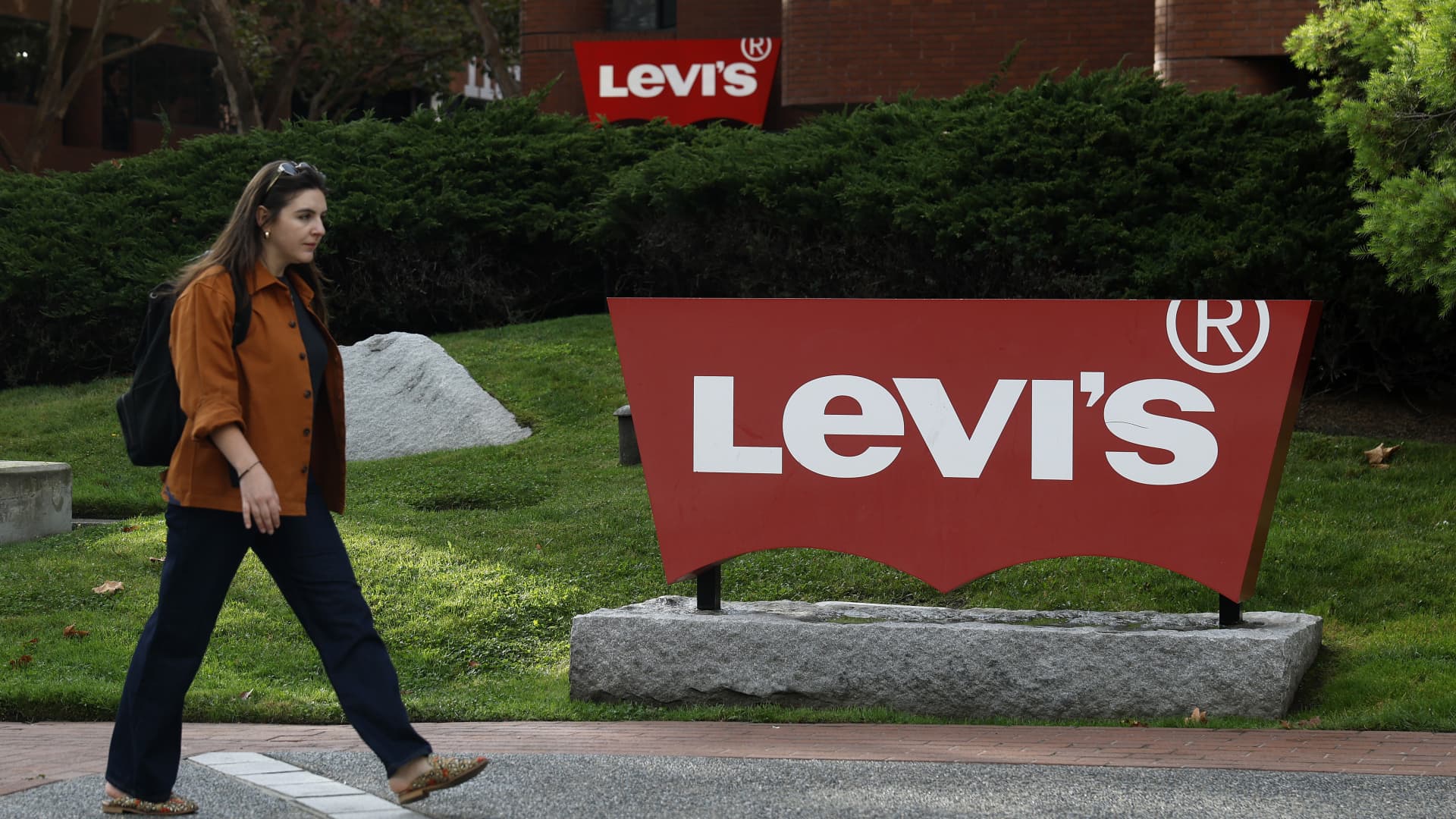 Levi Strauss revenue jumps again, with DTC making up more than half of sales for the first time