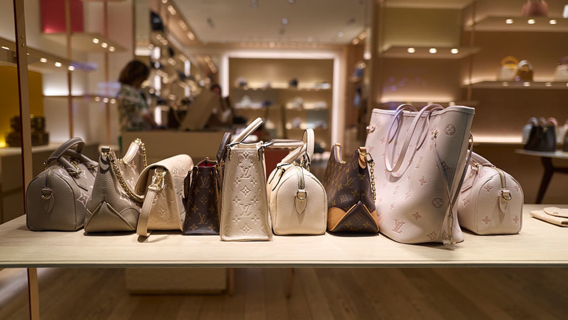 Personal assistant pleads guilty to swindling $10M from Salomon Brothers partner, wife