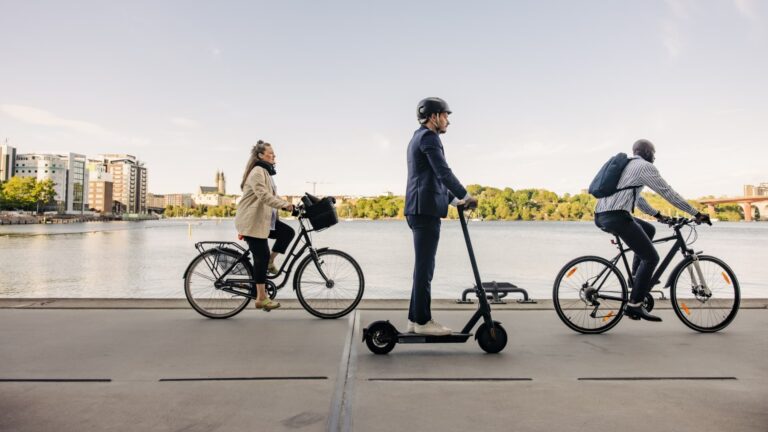 Navigating Rising Commuter Costs: Top Credit Cards for Transit and Rideshare Rewards