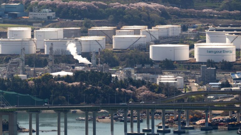 Global Oil Markets Retreat as Deadline Looms for U.S.-Iran Ceasefire