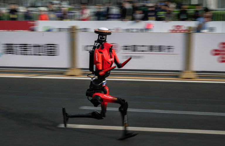 Robots beat human records at Beijing half-marathon