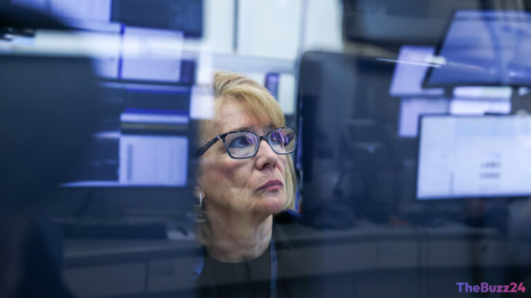 Market Futures Hold Steady as Investors Weigh Geopolitical Tensions and Earnings Reports