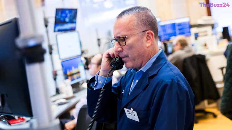 Market Futures Stagnate as Investors Brace for Crucial Nvidia and Retail Earnings