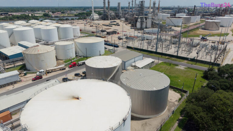Global Oil Markets Face Sharpest Monthly Decline in Six Years Amid U.S.-Iran Deal Speculation