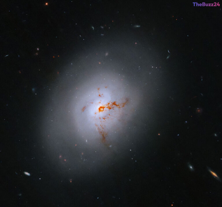 Hubble Telescope Captures Rare Glimpse of Transitional Galaxy NGC 1266