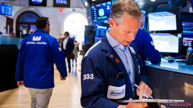 Semiconductor Sell-Off Sparks Hedging Rush as Investors Brace for Tech Volatility