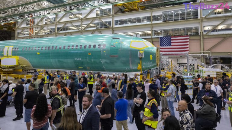 United Airlines Faces Cabin Dilemma as Boeing 737 Max 10 Deliveries Drag On