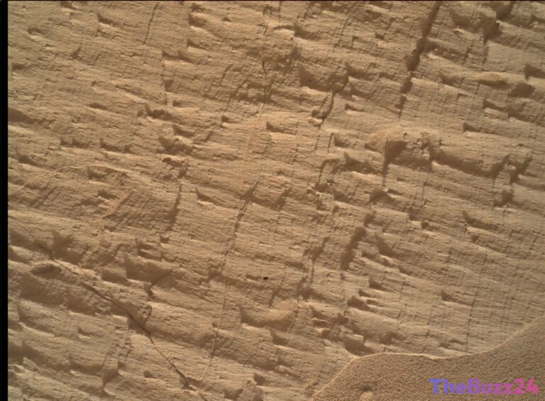Curiosity Rover Ascends Martian Cliff Face to Investigate Ancient Environmental Shift