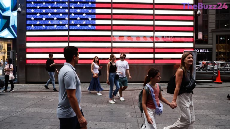 US Household Incomes Surge as Poverty Rates Decline Amid Economic Policy Shifts