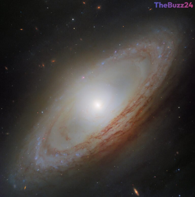 Hubble Telescope Unveils Unusual Spiral Structure in Galaxy NGC 4698