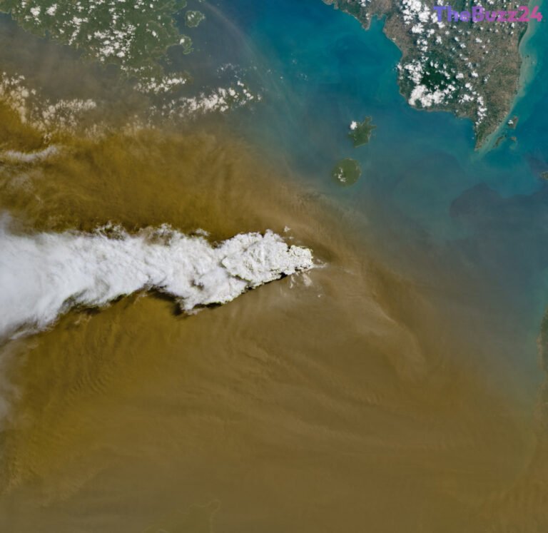 Indonesian Volcano Anak Krakatau Triggers Major Ash Plumes and Flight Disruptions