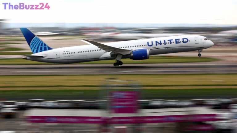United Airlines Lowers Profit Forecast Amid Soaring Fuel Costs, Yet Passenger Bookings Remain Strong