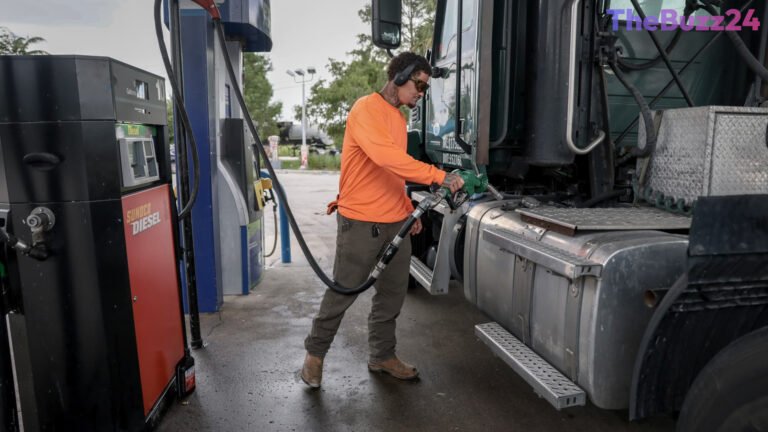 Consumer Confidence Wanes as Inflation Fears Grip American Households