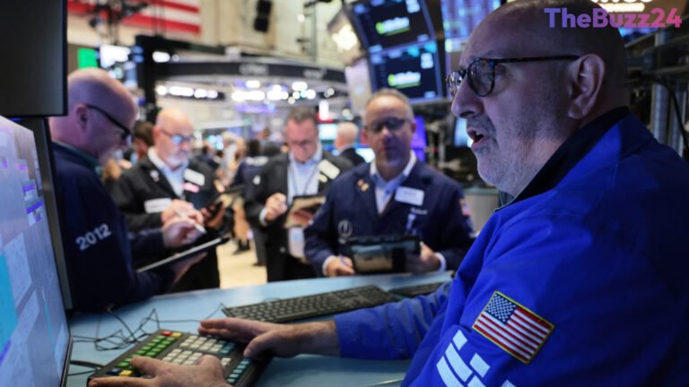 Global Markets Attempt Recovery as Tech Sector Faces Volatility